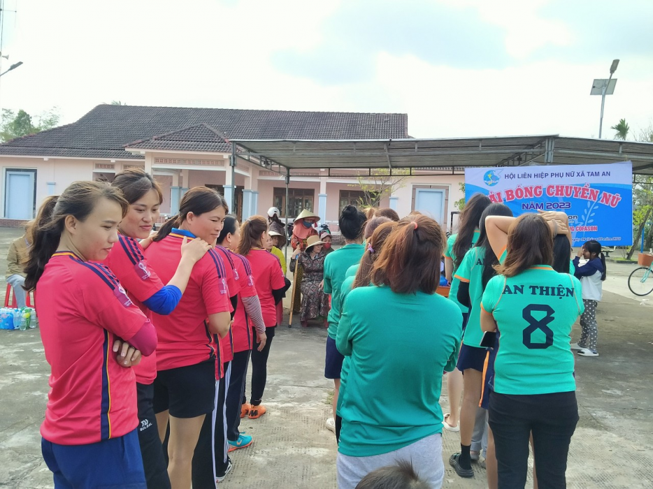 Hội phụ nữ Tam An- Tổ chức thi đấu bóng chuyền gắn với mở gian hàng ẩm thực gây quỹ giúp hội viên phụ nữ và trẻ em nghèo