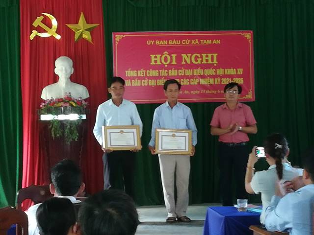 ​​​​​​​Đồng chí Nguyễn Hữu Bình – Ủy viên BTV, Chủ nhiệm UBKT Huyện ủy trao giấy khen cho các tập thể, cá nhân.