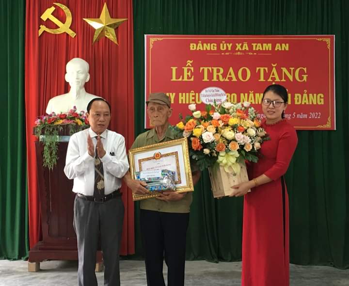 Tam An trao tặng huy hiệu 75 năm tuổi Đảng cho Đảng viên Hồ Văn Lang